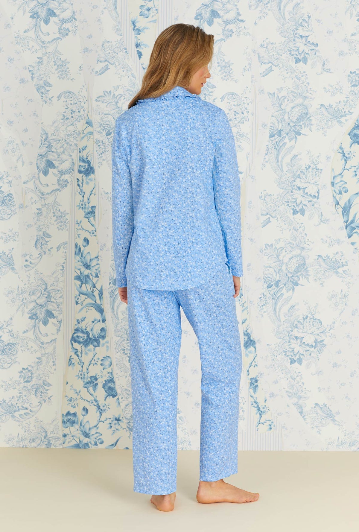 A lady wearing long sleeve blue heaven cotton knit long pajama set.