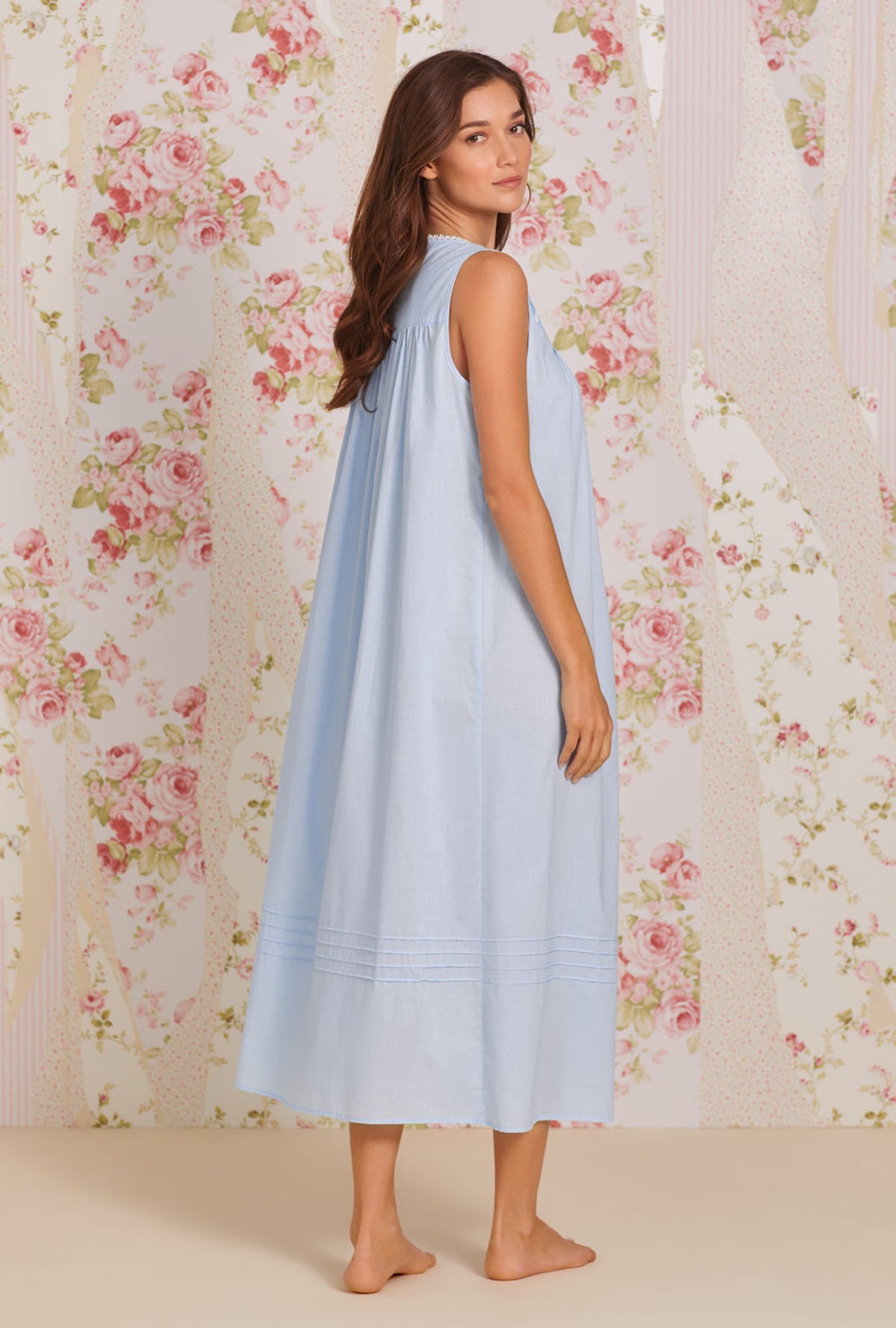 A lady wearing blue sleeveless poetic ballet gown.