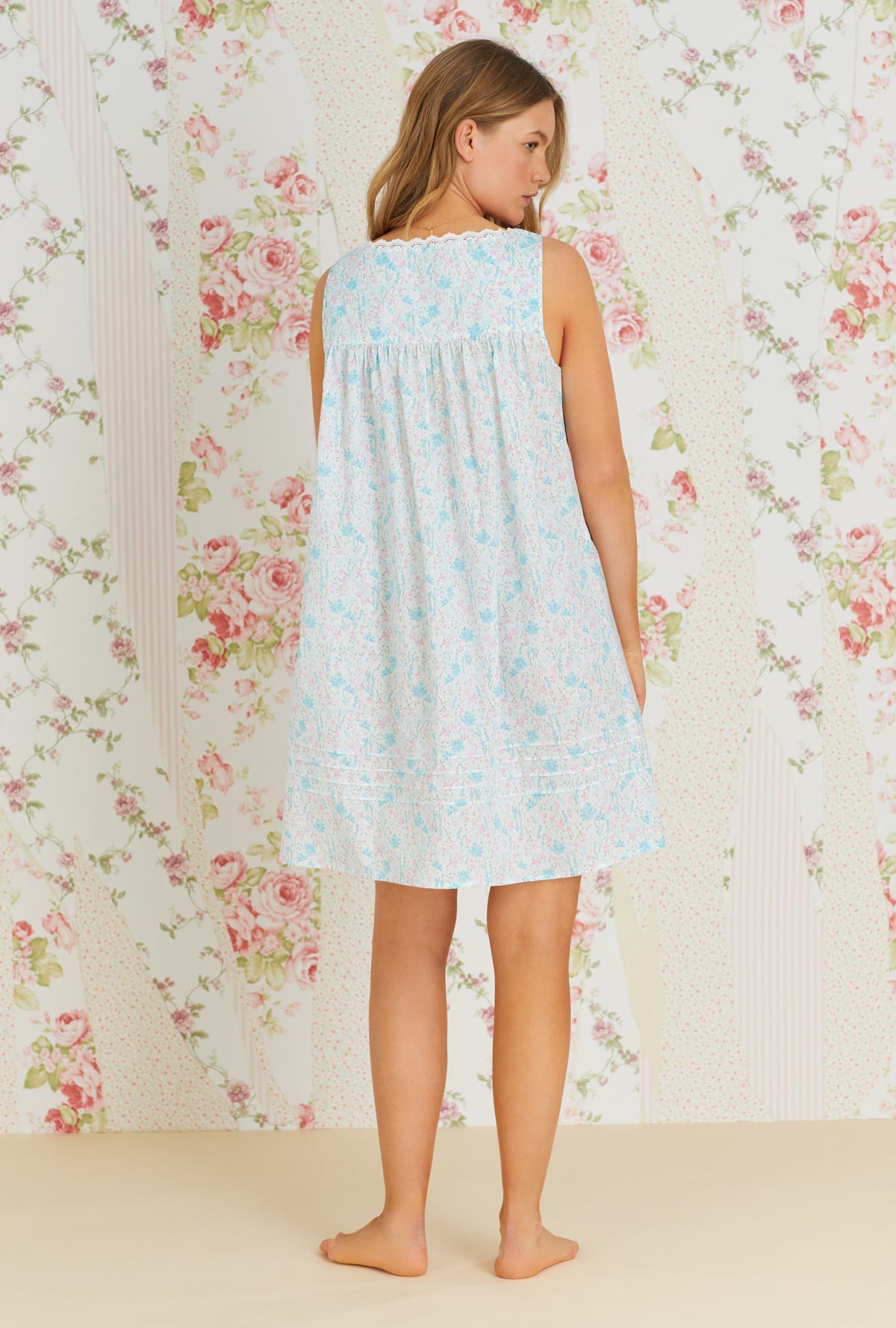 A lady wearing white sleeveless eileen short chemise with tuolumne meadow print.