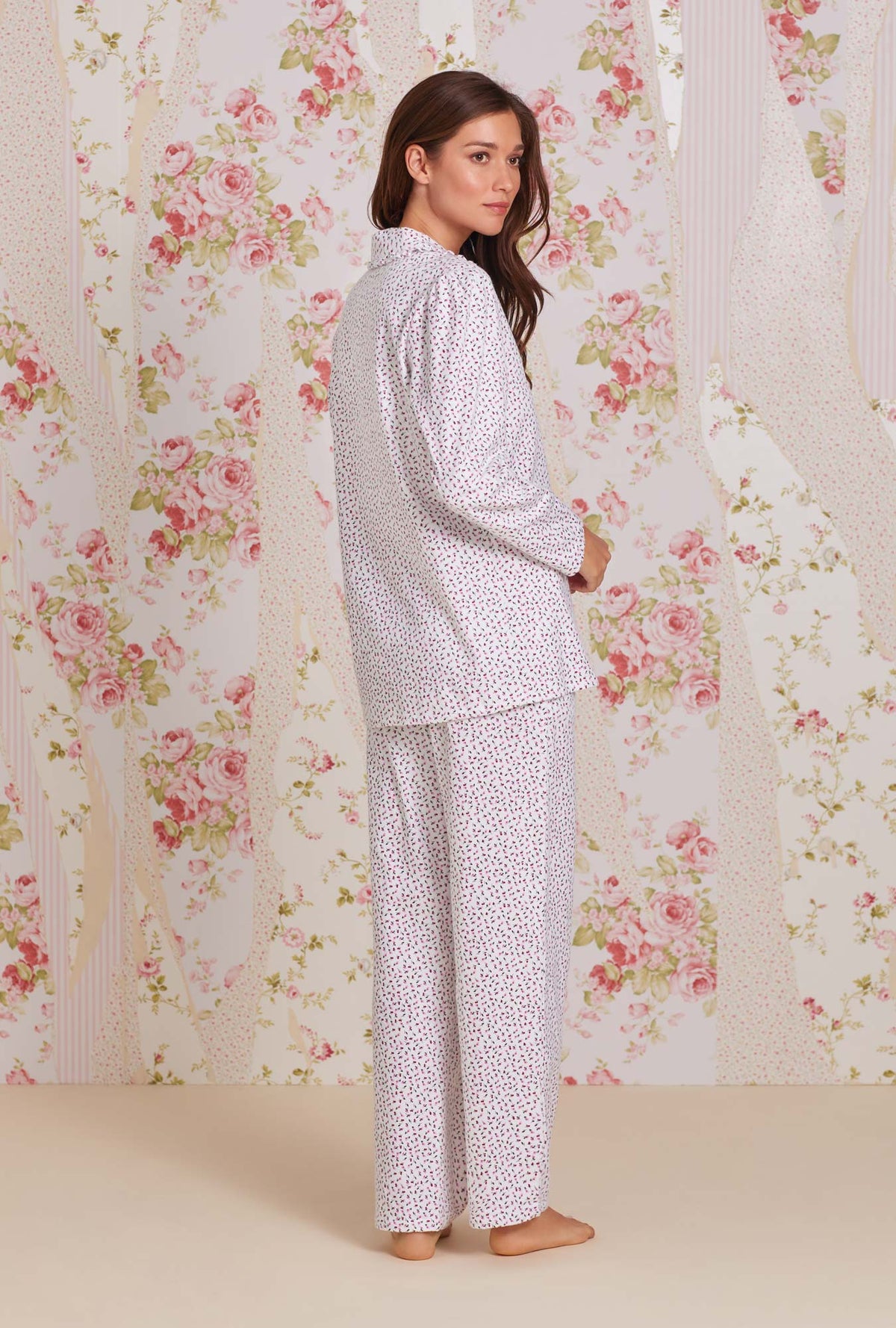A lady wearing white long sleeve cotton flannel classic notch pajama with joyful berry print.