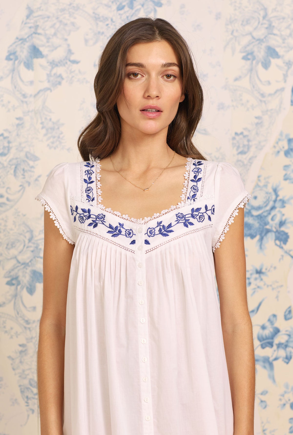 A lady wearing white sleeveless  Embroidered Cotton Robe with Dune Beach print