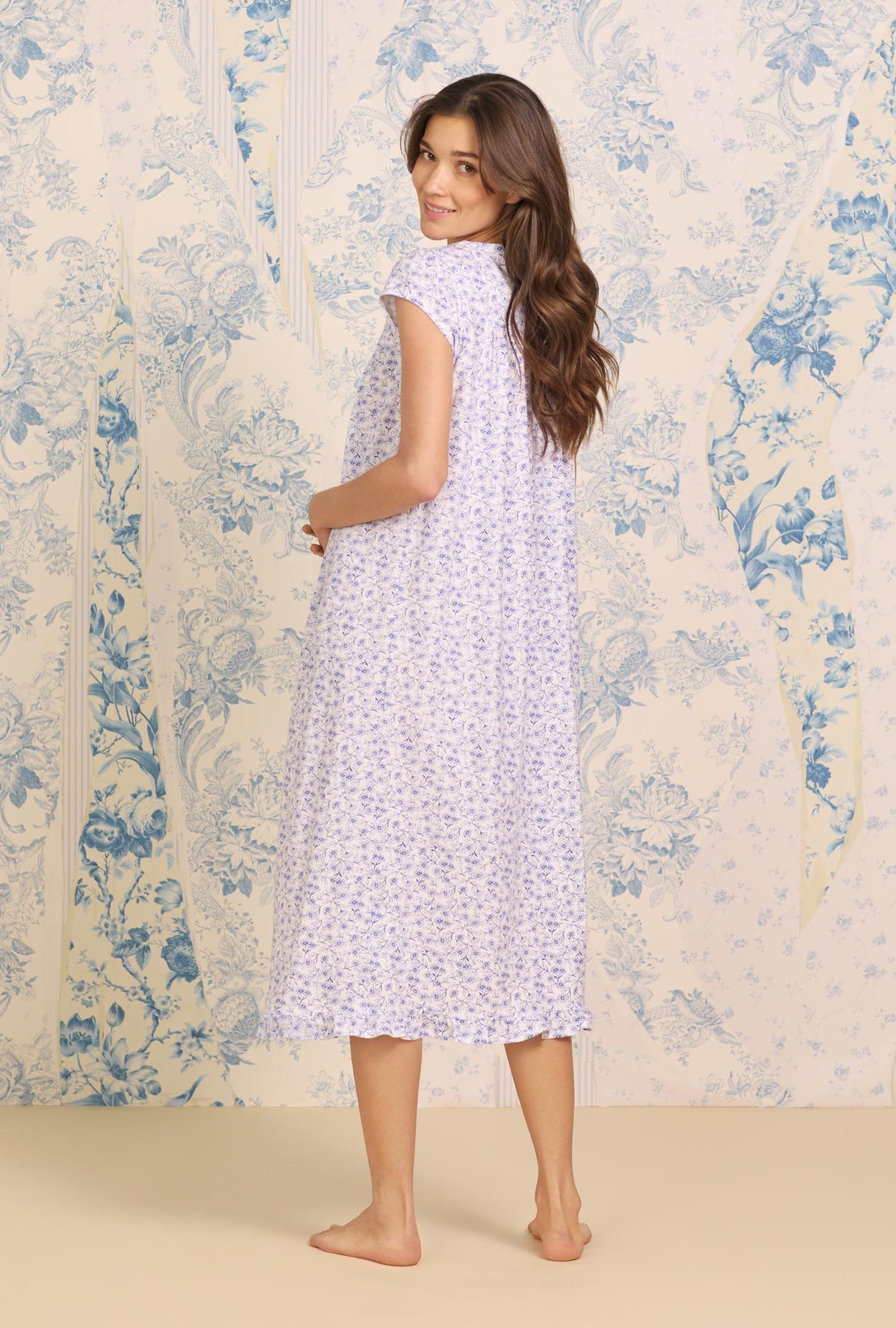 A lady wearing white sleeveless Cotton Knit Long Nightgown with Navy Daisy print