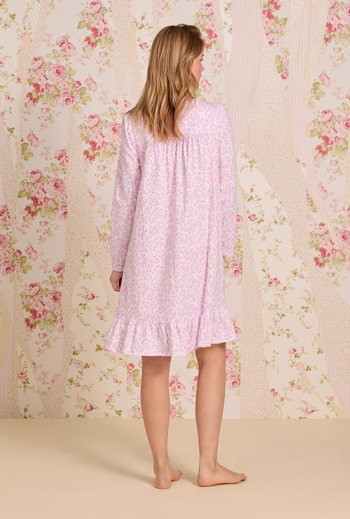 A lady wearing Rose Tangle Cotton Knit Long Sleeve Short Nightgown