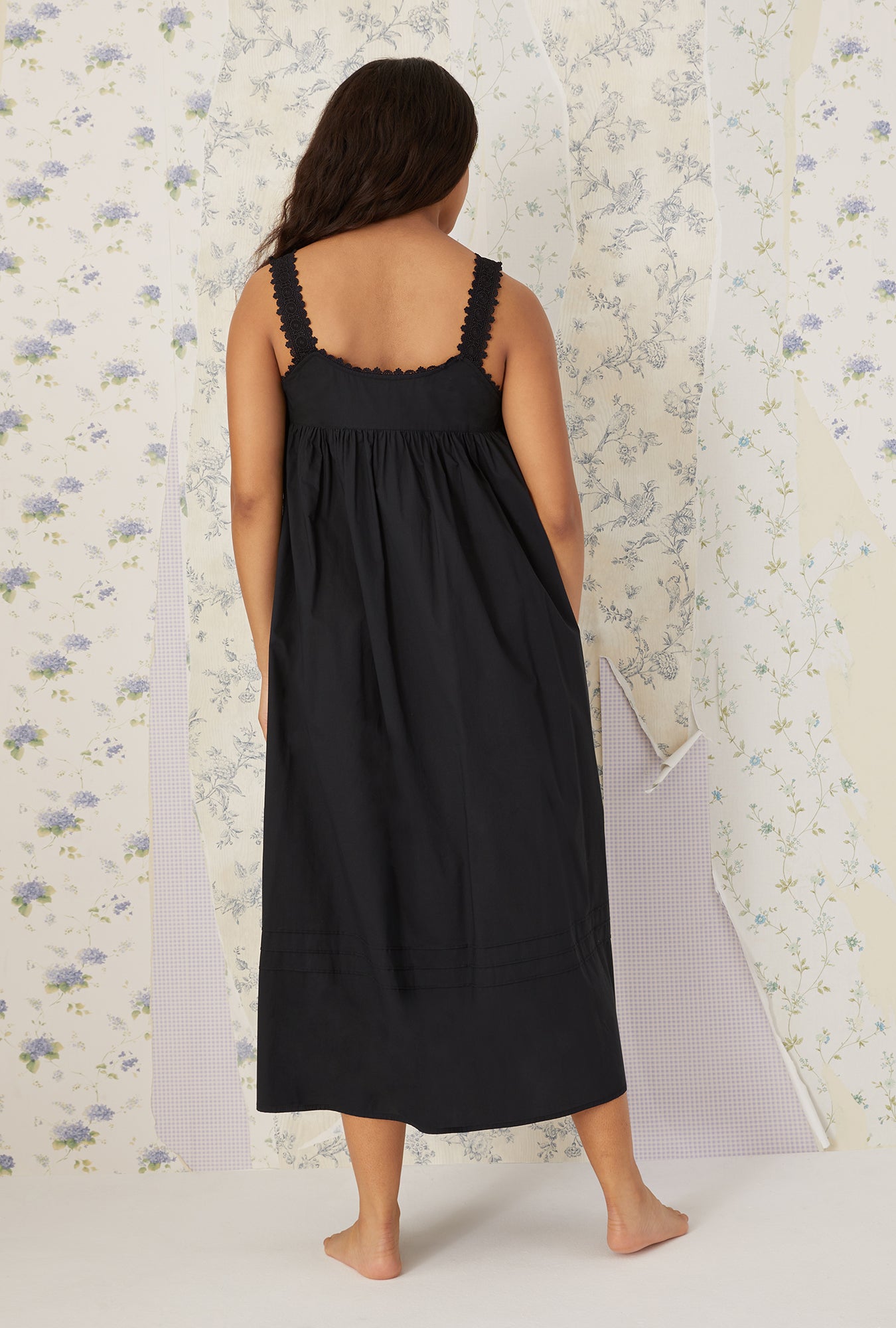 A lady wearing white sleeveless ballet gown.