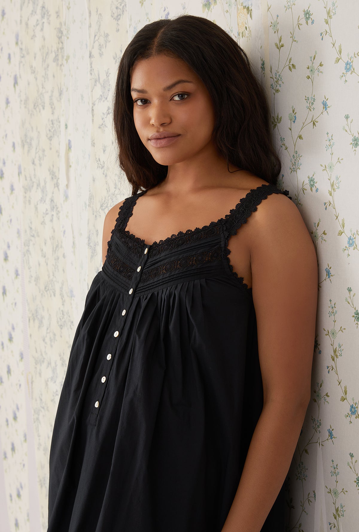 A lady wearing black sleeveless ballet gown.