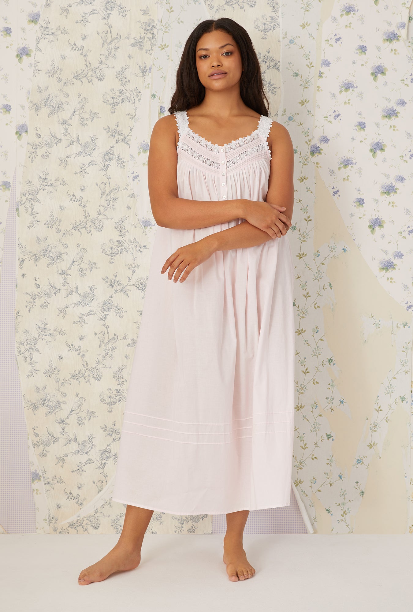 A lady wearing white sleeveless ballet gown.