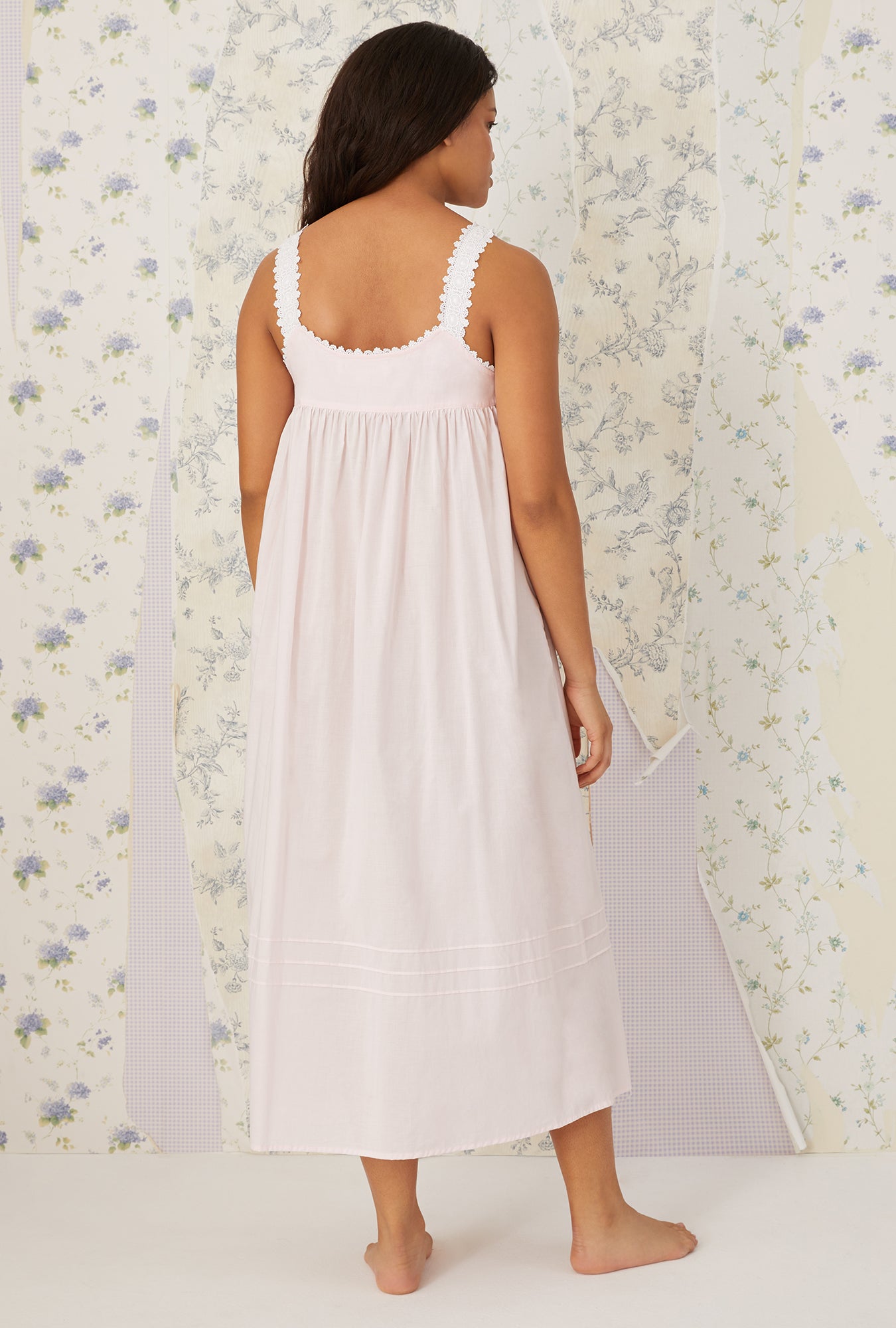 A lady wearing white sleeveless ballet gown.