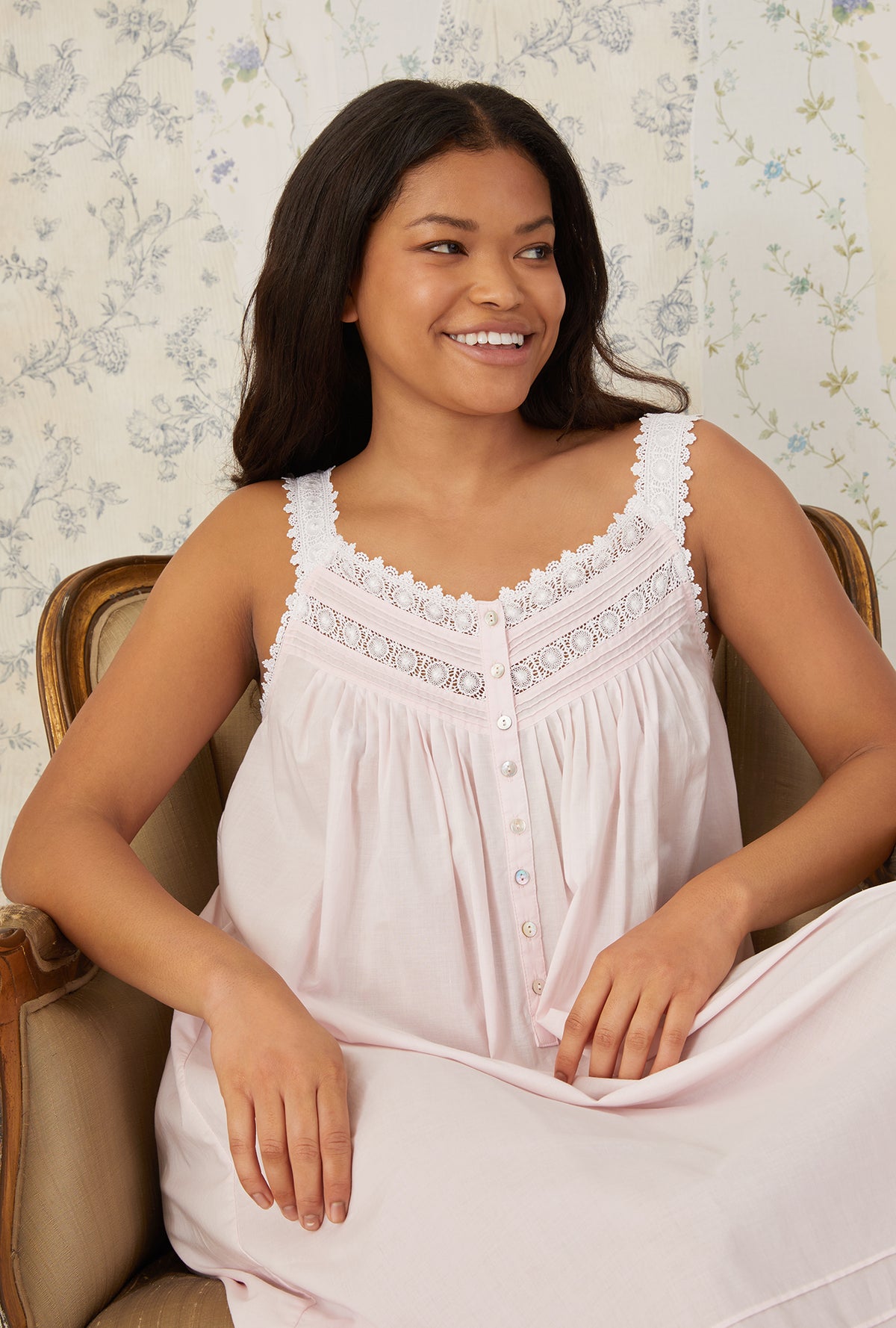 A lady wearing pink sleeveless ballet gown.