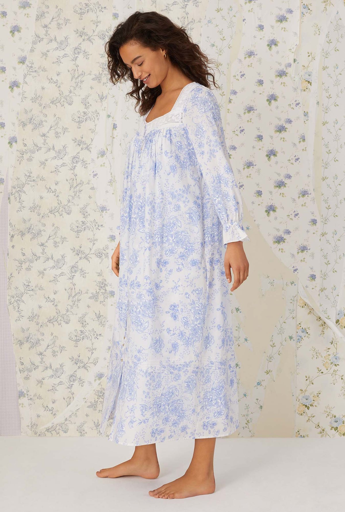 A lady wearing long sleeve blue china cotton button front robe.