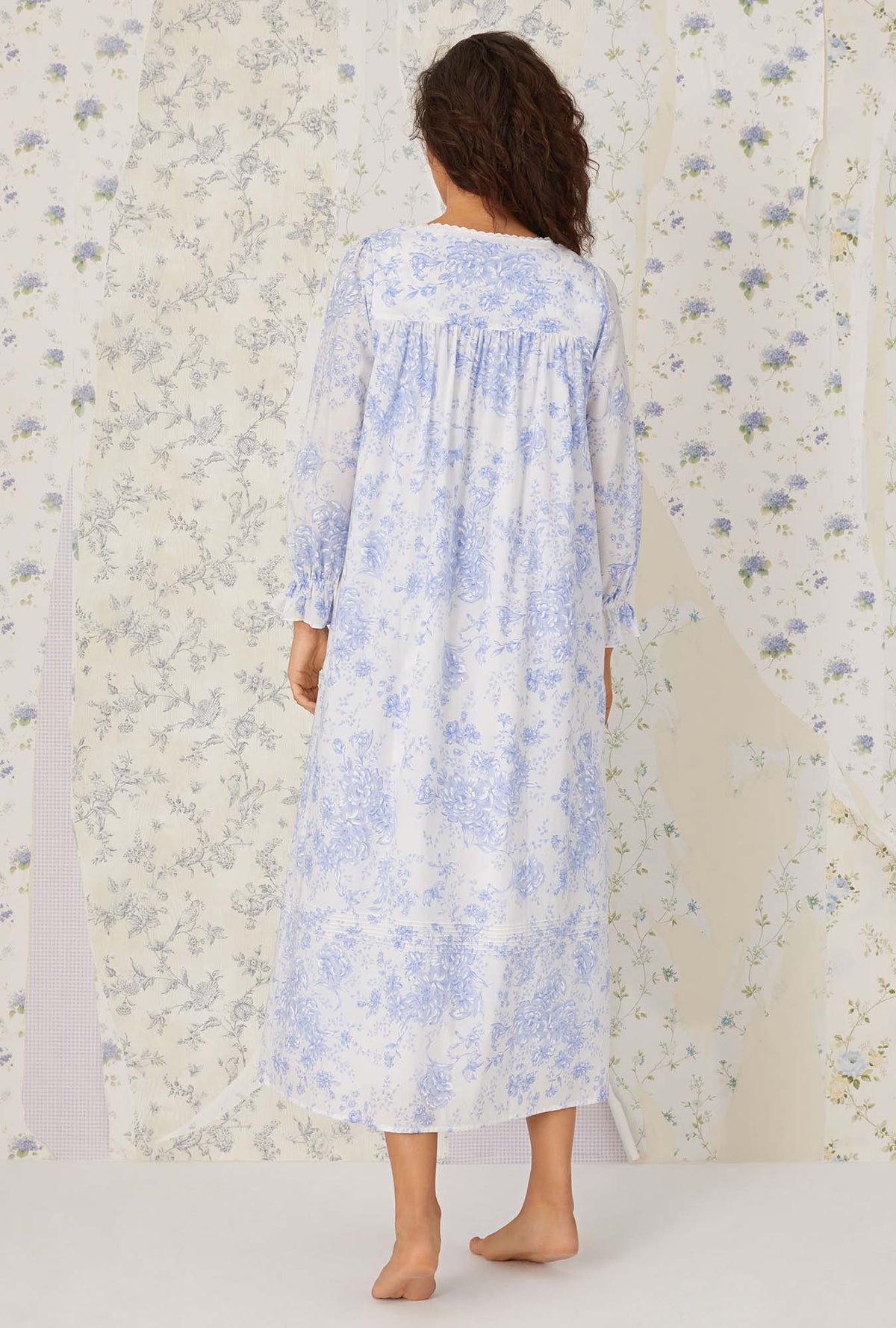 A lady wearing long sleeve blue china cotton button front robe.