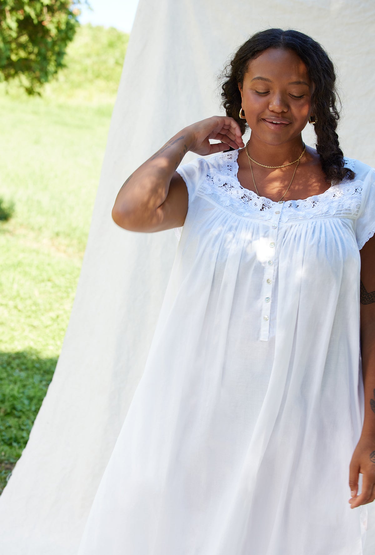 A lady wearing white cap sleeve gown plus.