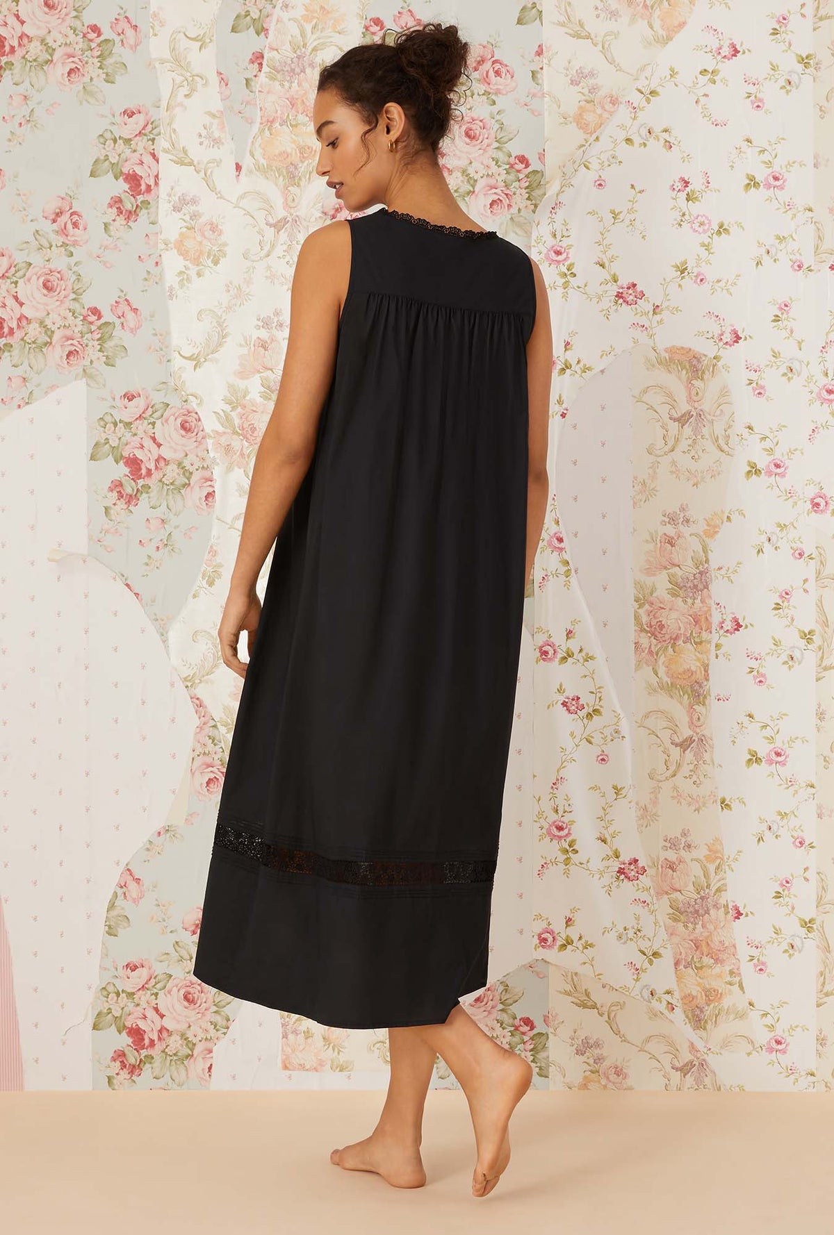 A lady wearing black sleeveless portofino ballet nightgown.