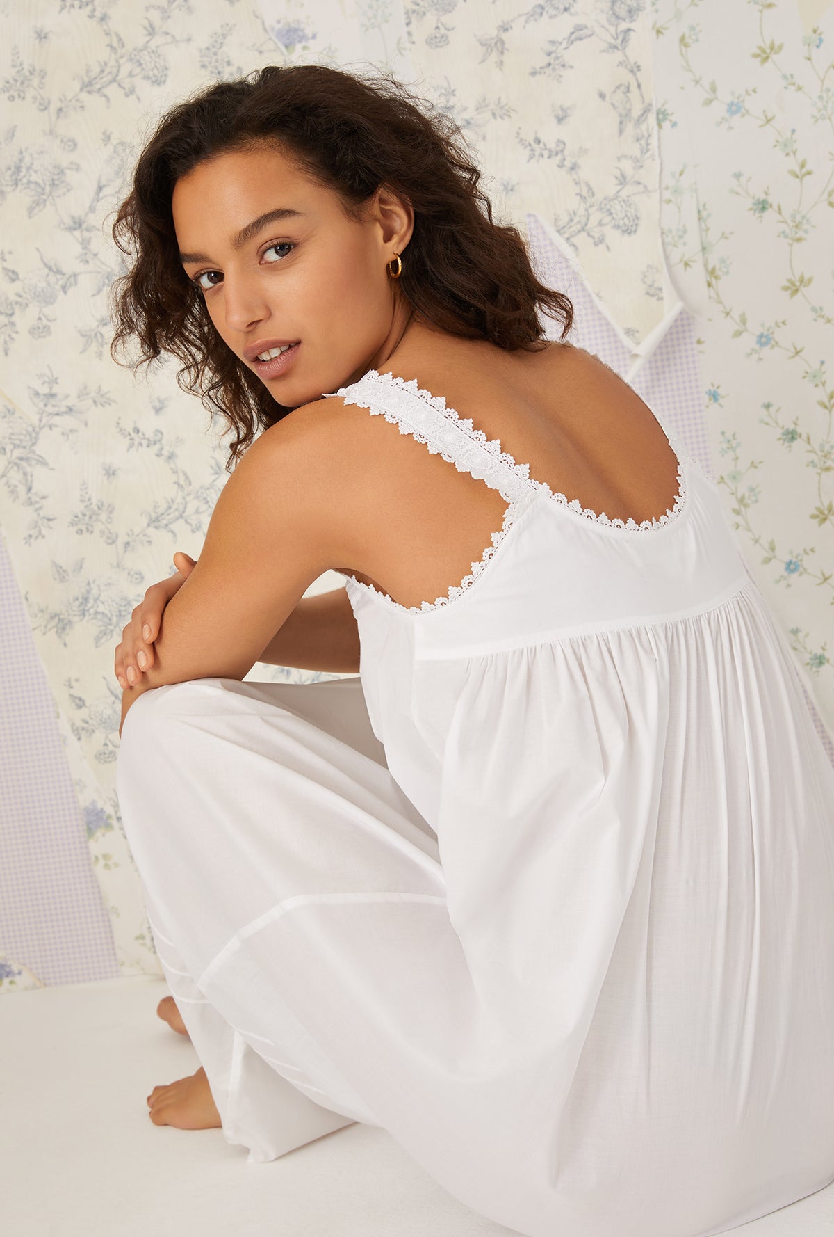 A lady wearing white sleeveless ballet gown.