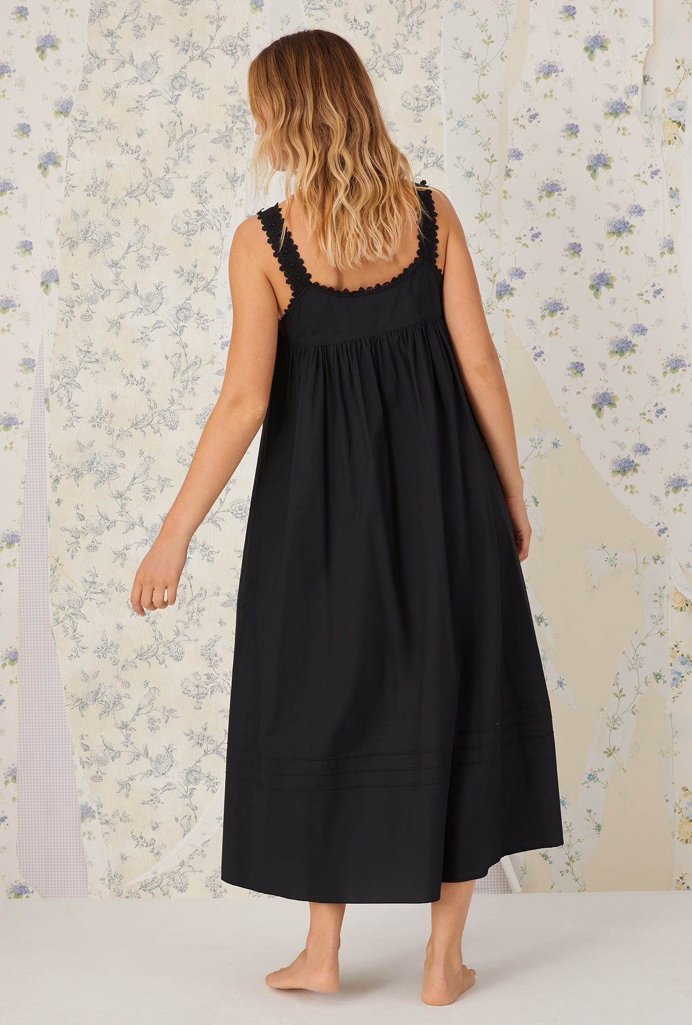 A lady wearing white sleeveless ballet gown.