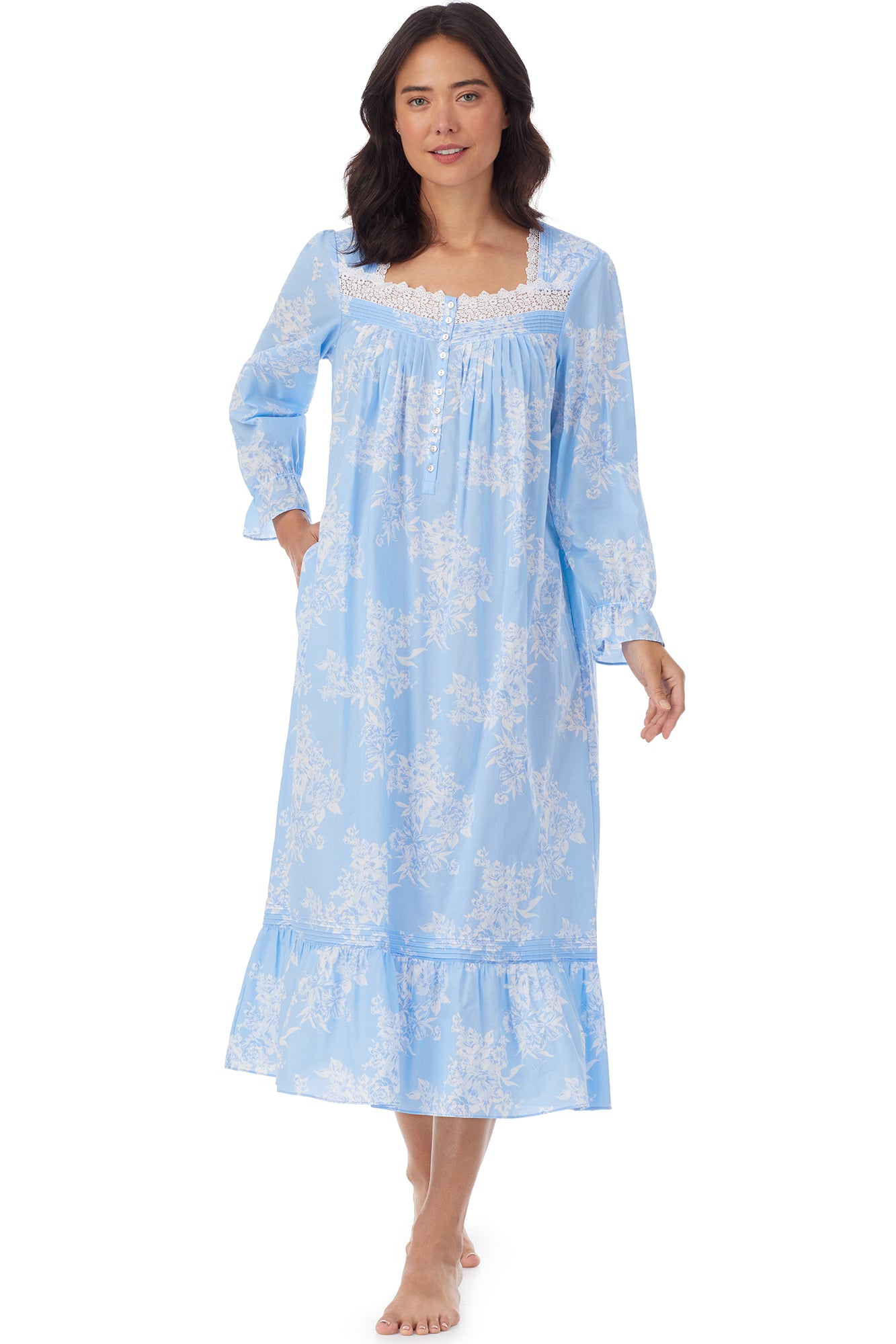 A lady long sleeve nightgown plus with wihite floral pattern