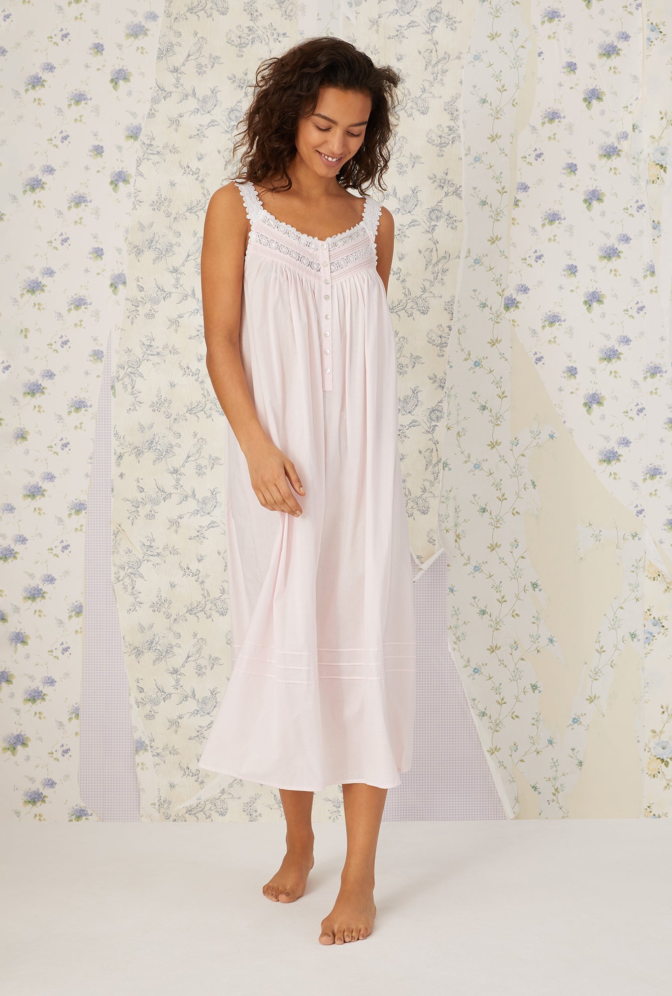 A lady wearing white sleeveless ballet gown.